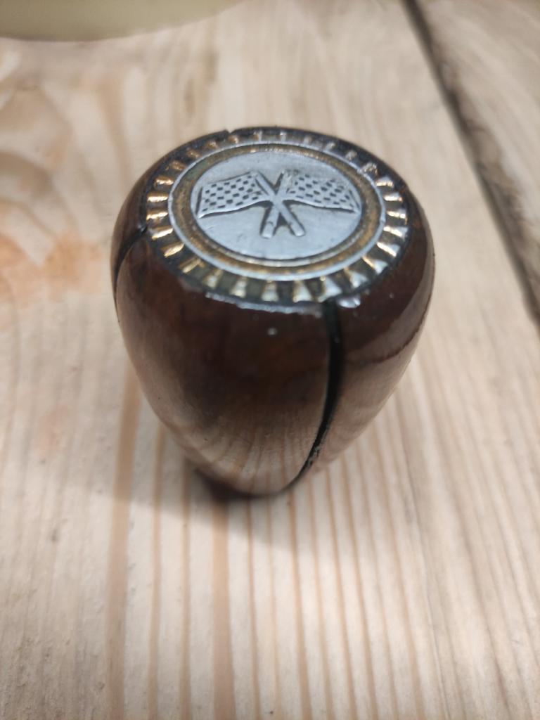 Pommeau de levier de vitesse en bois LesAnciennes.com