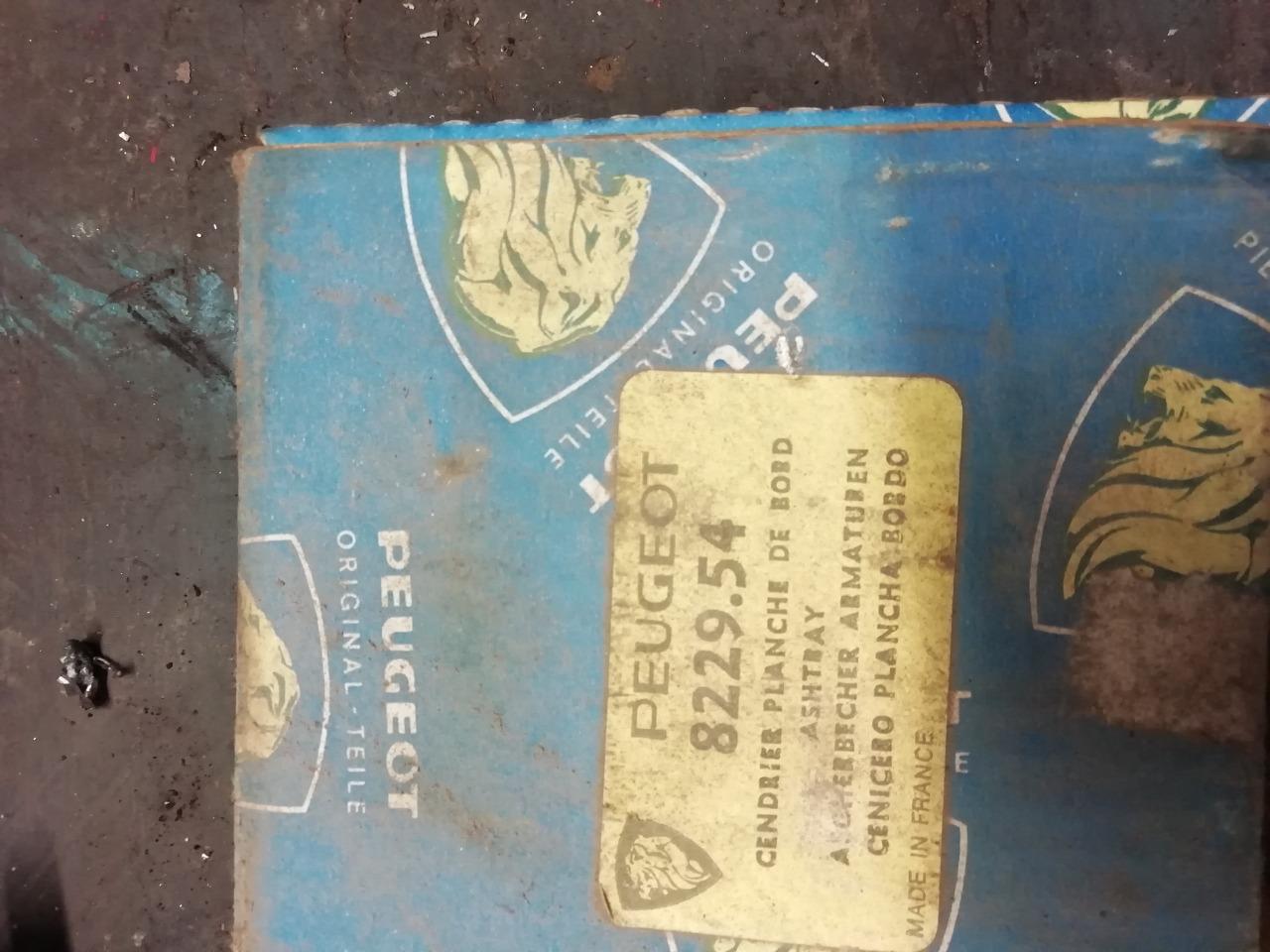 Cendrier PEUGEOT 305 LesAnciennes.com