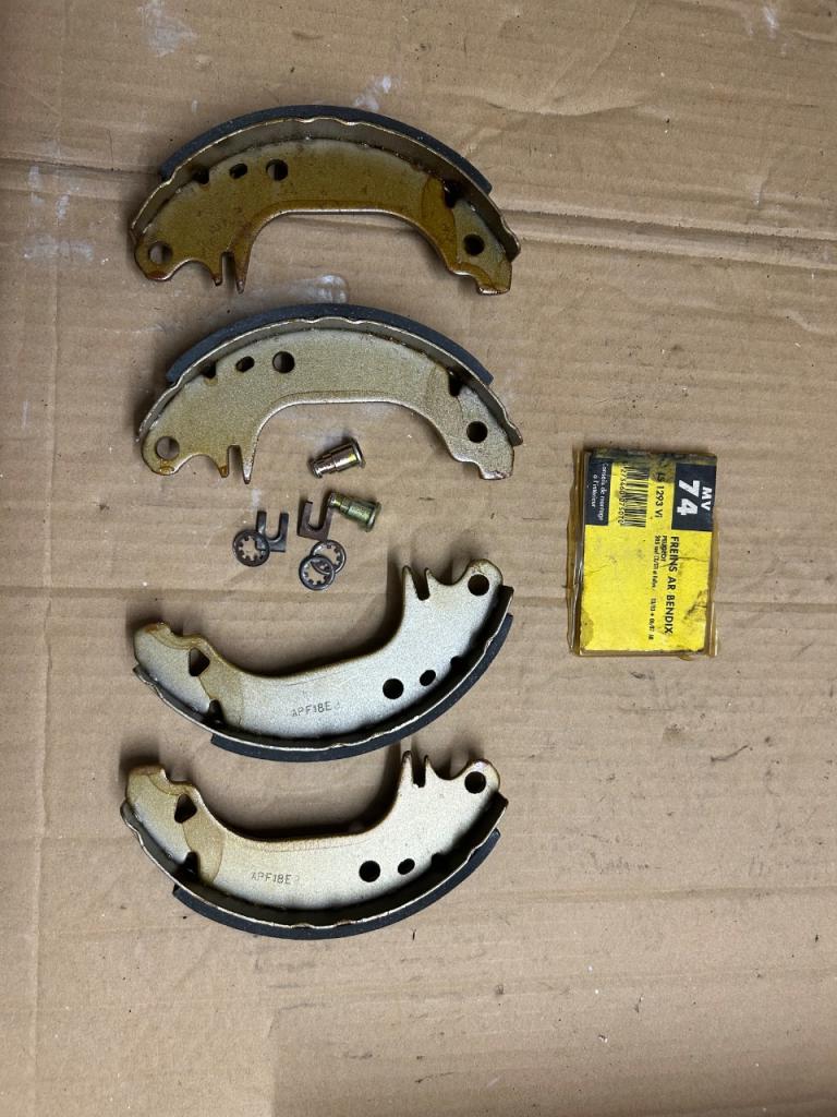 Jeu de mâchoires de frein arrière Peugeot 205 LesAnciennes.com
