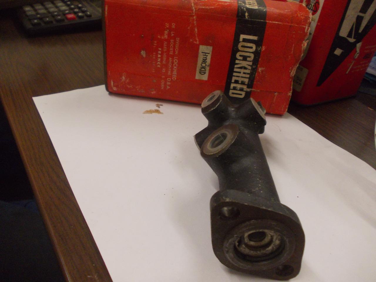 Maitre cylindre PEUGEOT 404 LesAnciennes.com