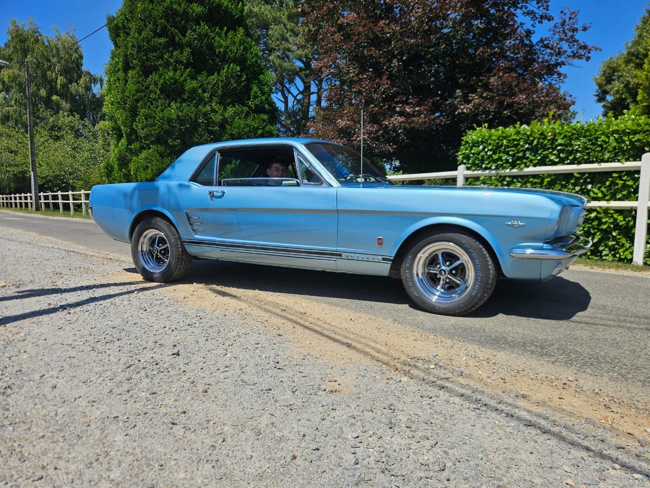 FORD Mustang - 1966 LesAnciennes.com