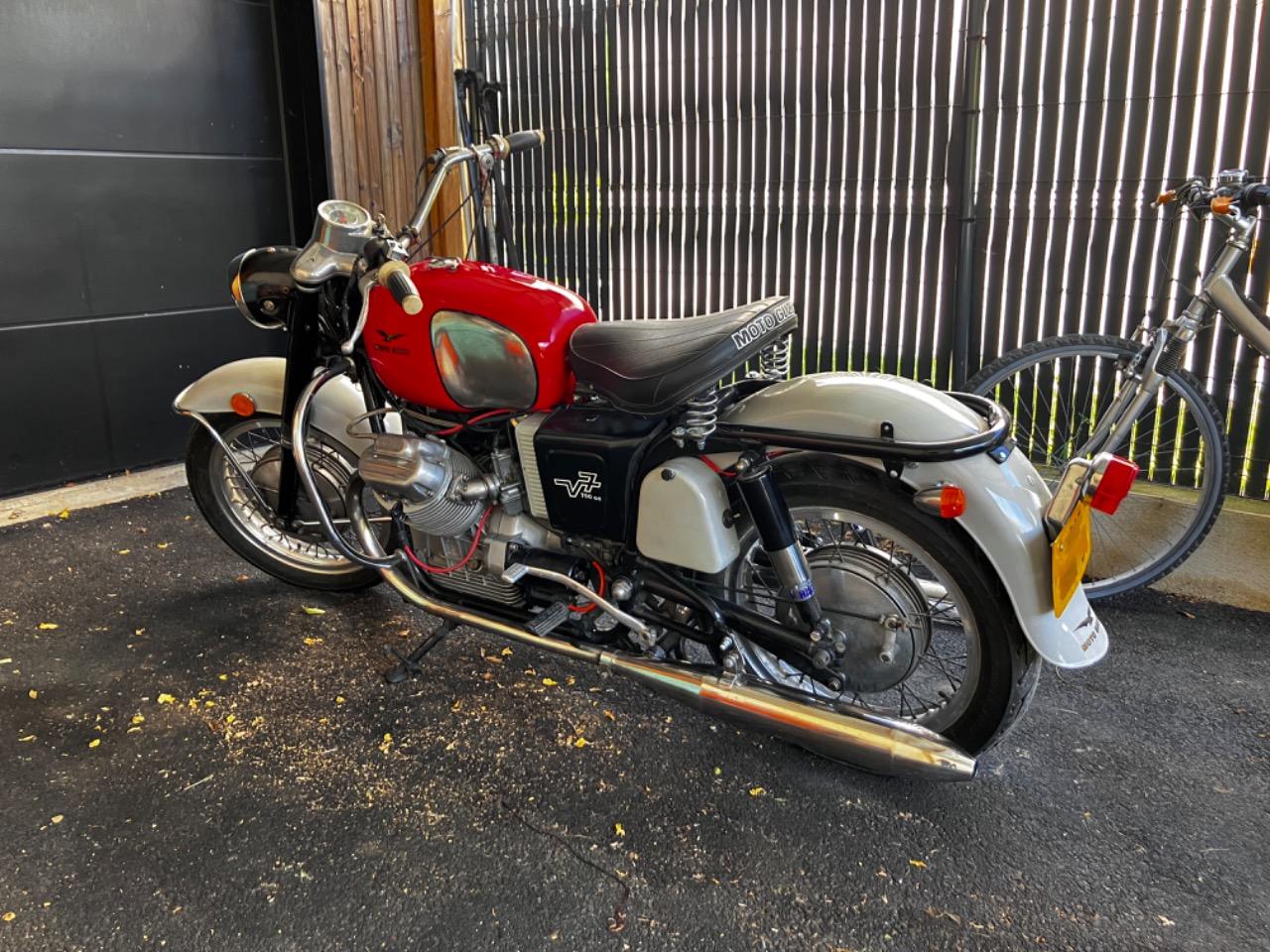 MOTO GUZZI V7 - 1969 LesAnciennes.com
