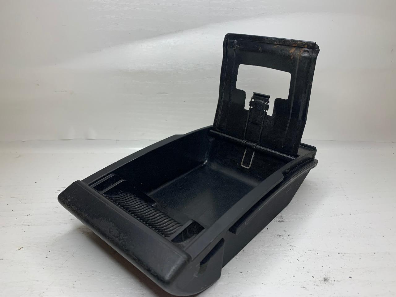 Cendrier SEAT/ VOLKSWAGEN Polo 6K0 857952A LesAnciennes.com