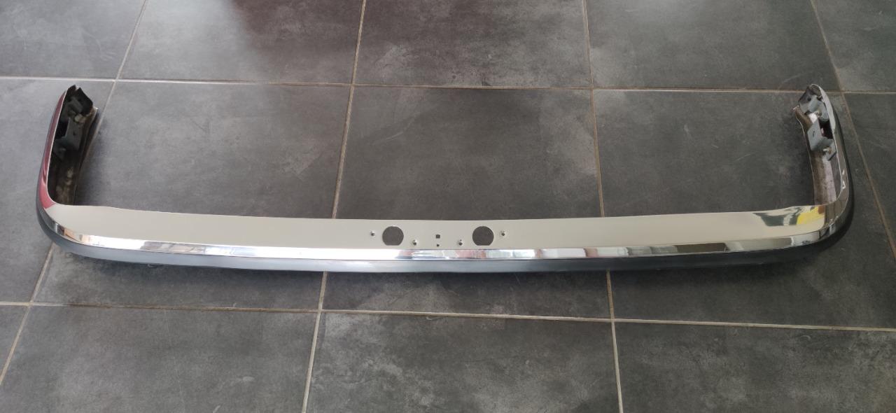 Pare chocs arrière PEUGEOT 304 berline LesAnciennes.com