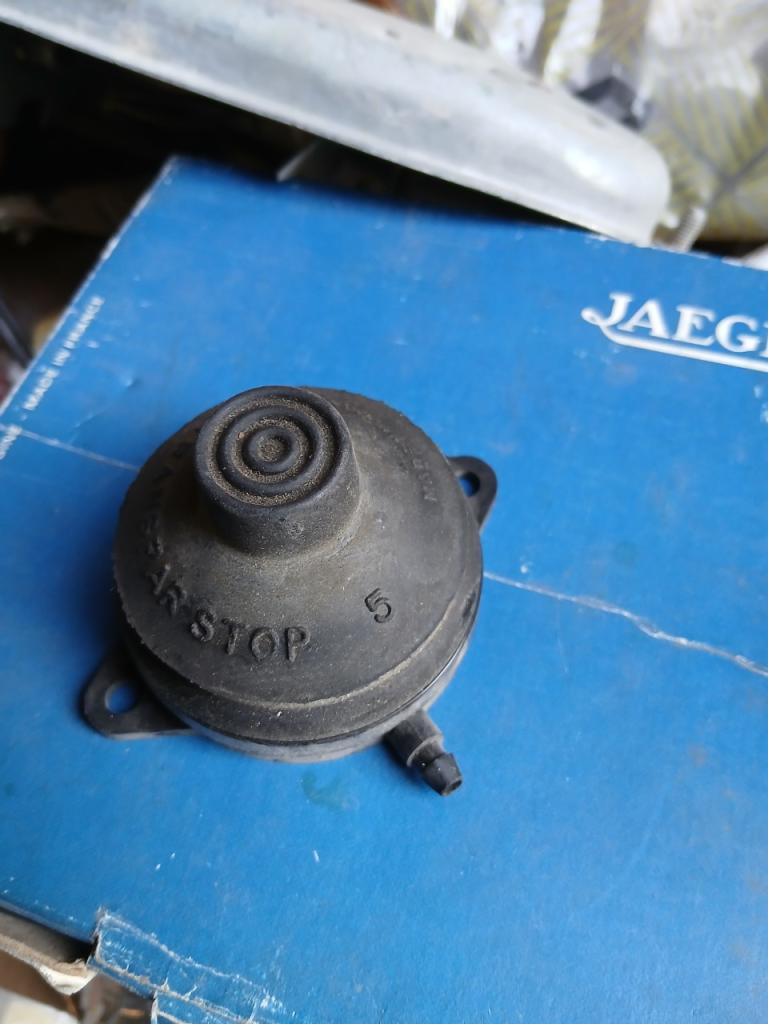 Pompe RENAULT 16 (R16) LesAnciennes.com