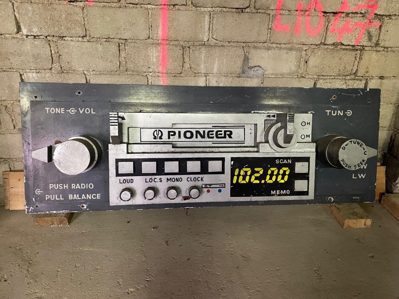 Décoration murale Autoradio Pionneer 1980 LesAnciennes.com