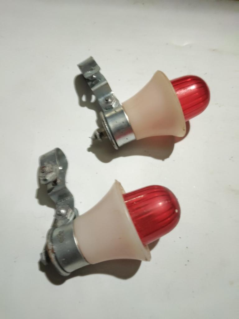 Paire feux arrières voiture à pédales LesAnciennes.com