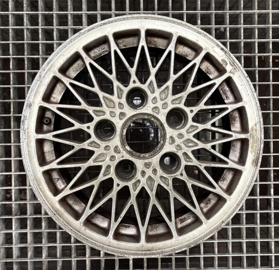 PORSCHE 924 turbo jantes LesAnciennes.com