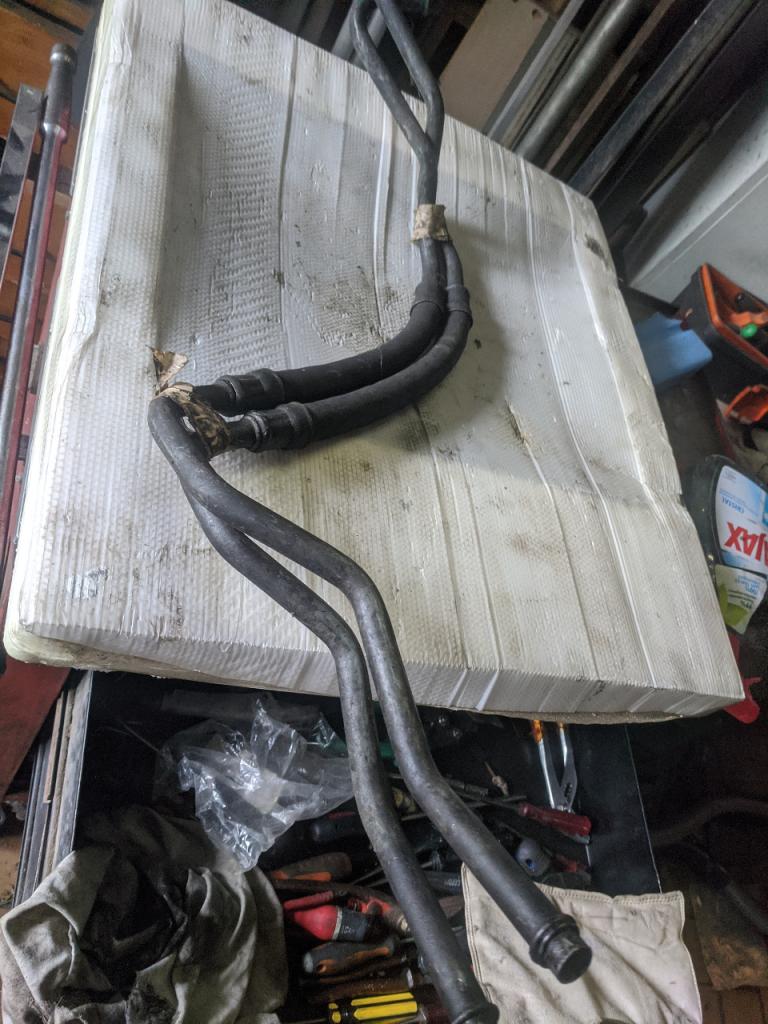 Tuyau pression radiateur à huile BMW E 34 525 TDS LesAnciennes.com