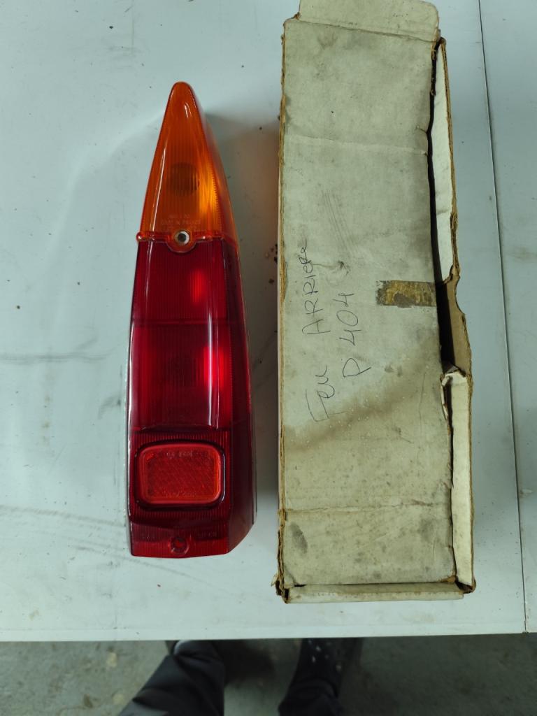 Feu PEUGEOT 404 Familiale LesAnciennes.com