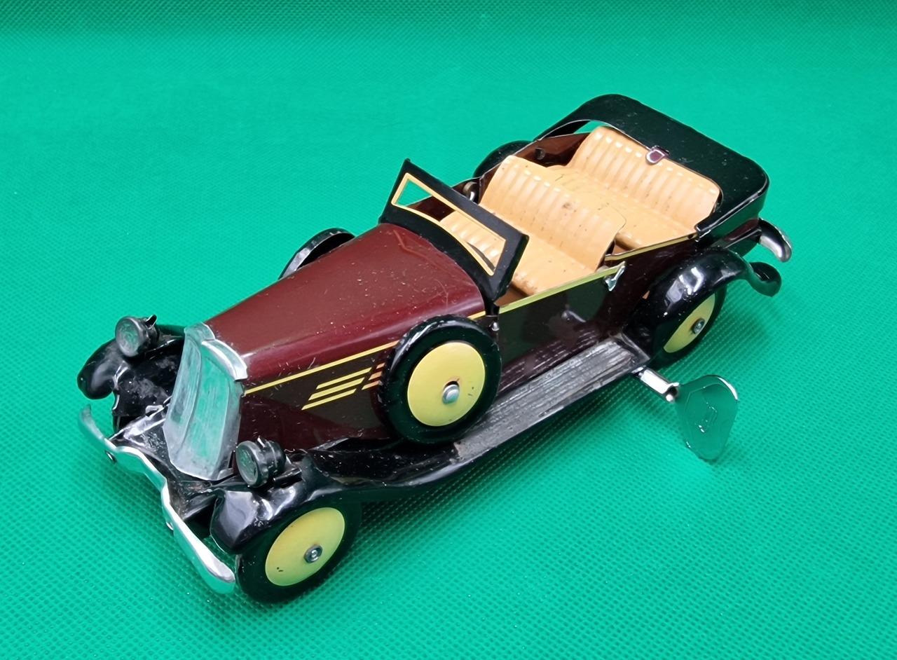 Limousine en tôle avec mécanisme à clef LesAnciennes.com