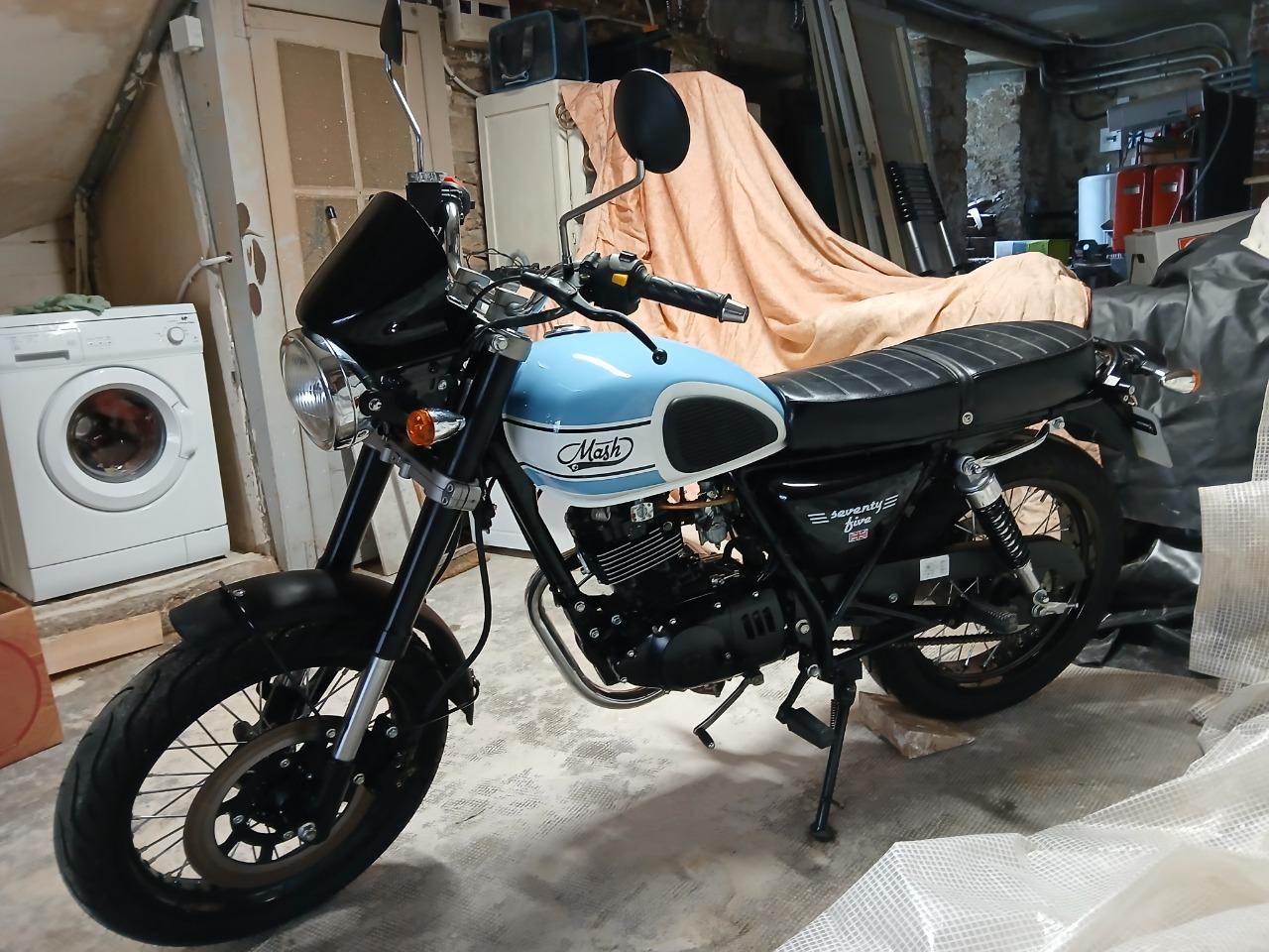 MASH 125 seventy five bleu LesAnciennes.com