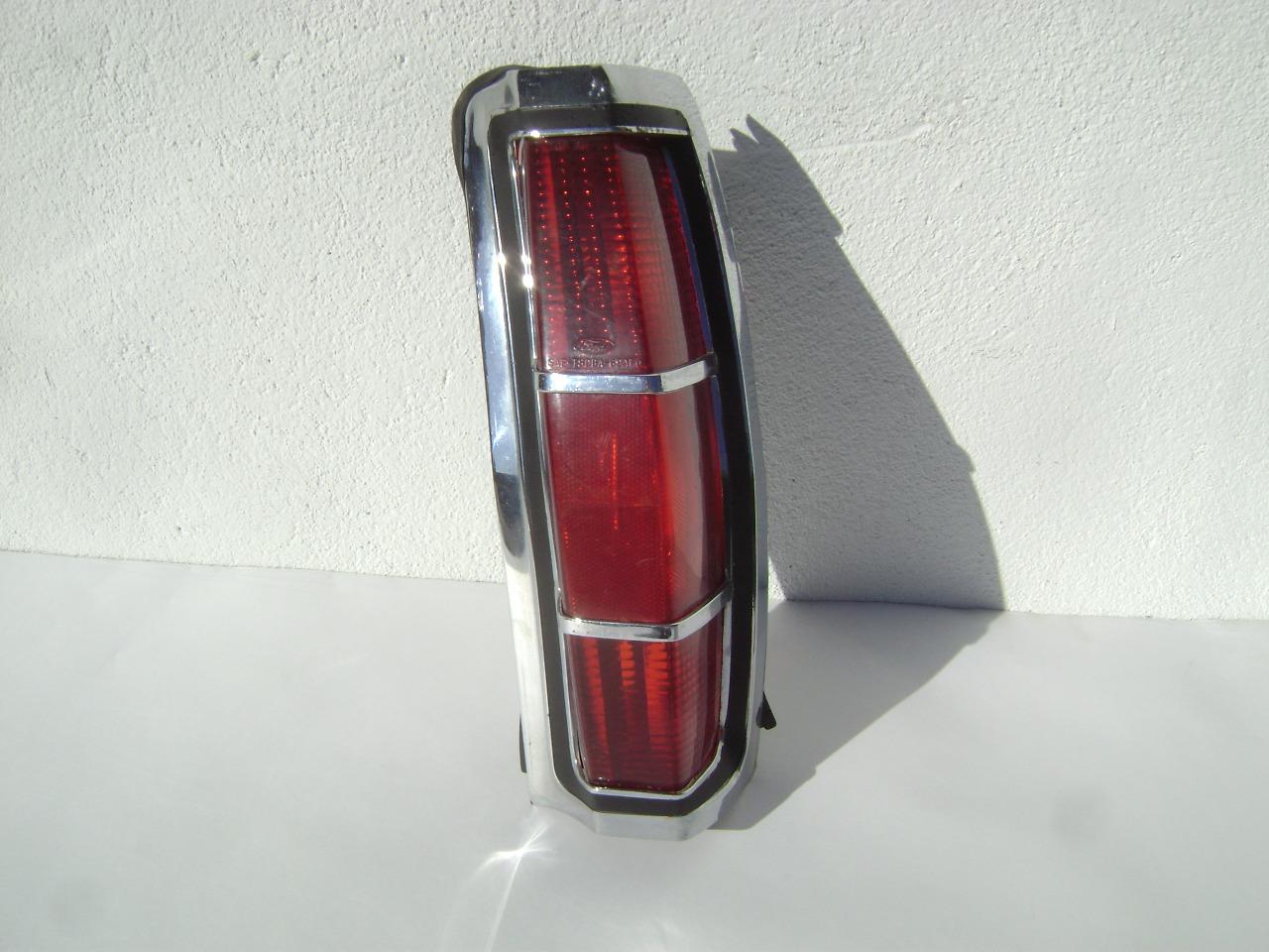 Feu AR FORD Country Squire station wagon LesAnciennes.com