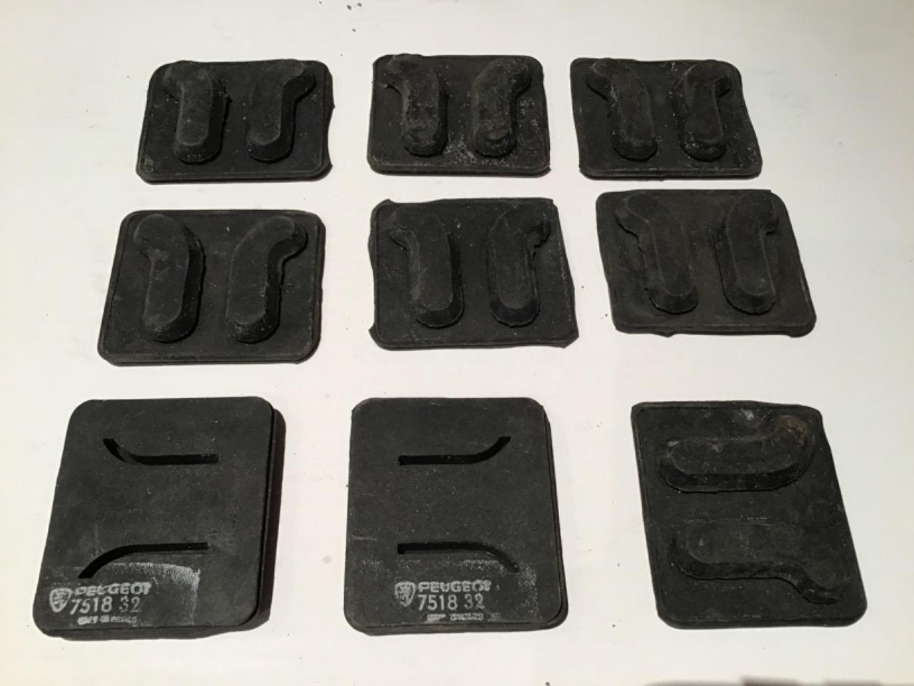 PLAQUETTES CAOUTCHOUC NEUVES PEUGEOT 751832 LesAnciennes.com
