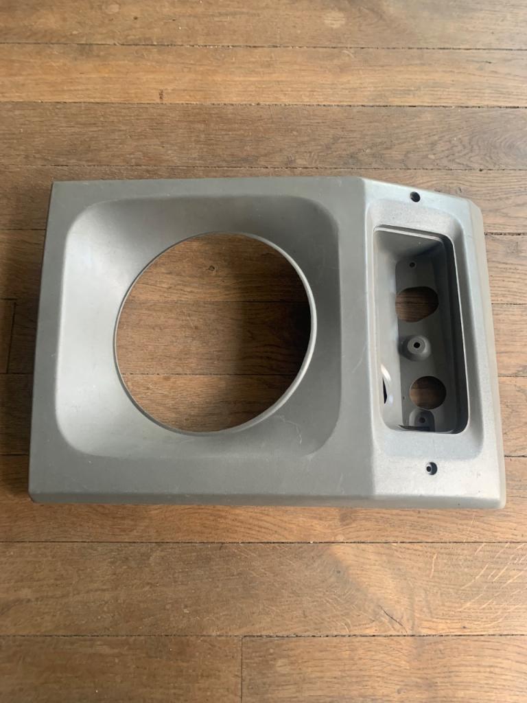 Entourage phare J9 AVG état neuf LesAnciennes.com