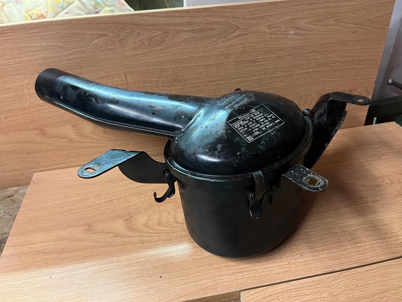 Filtre à air pour Peugeot 204/304. LesAnciennes.com