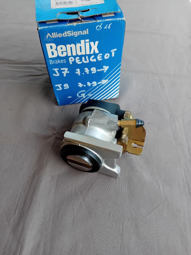 Pièces PEUGEOT J7 / J9 Fourgon LesAnciennes.com