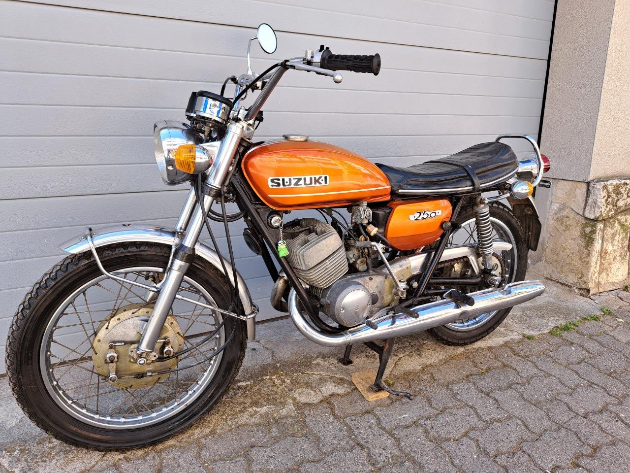 SUZUKI T 250 R (Tambour) - 1972 LesAnciennes.com