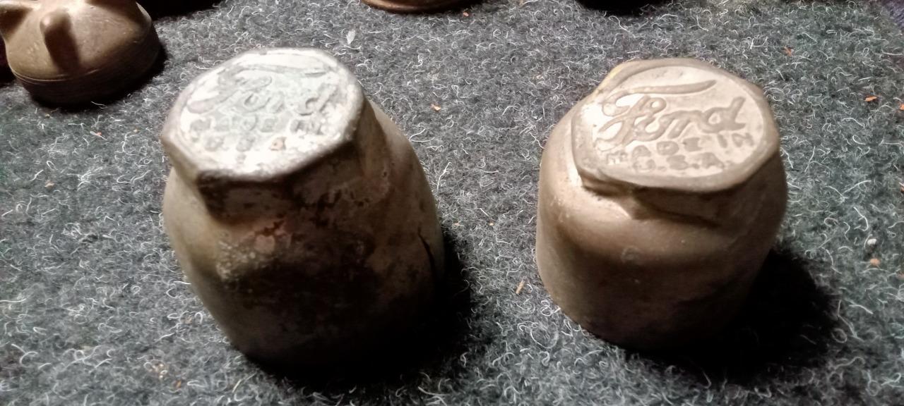 2 Caches moyeux FORD T ? LesAnciennes.com