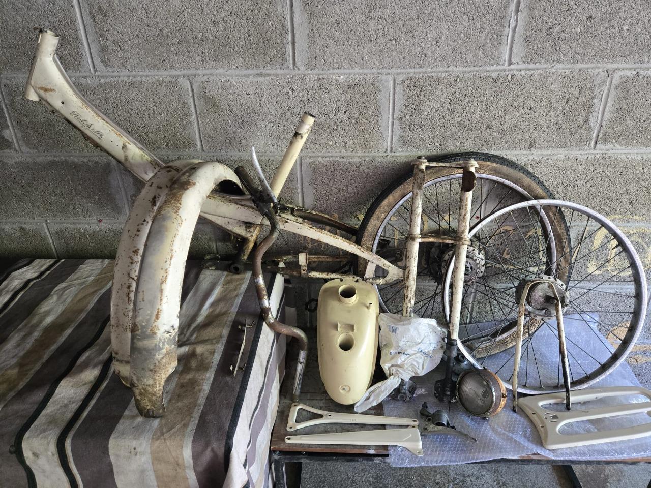Lot de pièces MOTOBECANE AV 44 LesAnciennes.com
