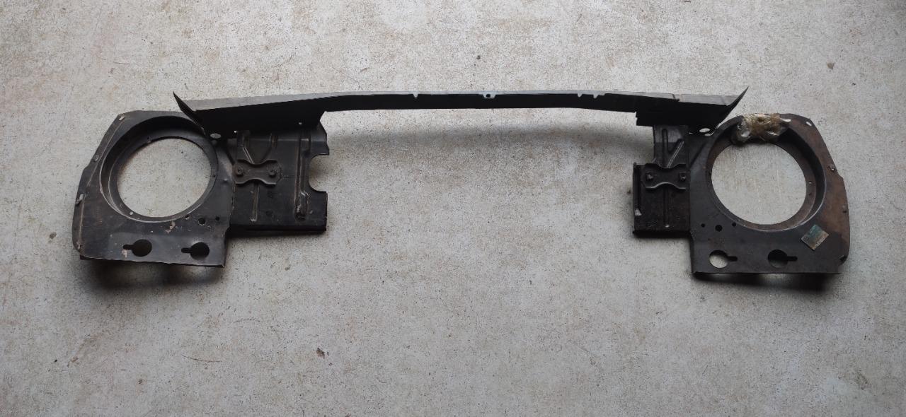 Traverse + tôles de phares SIMCA 1100 LesAnciennes.com