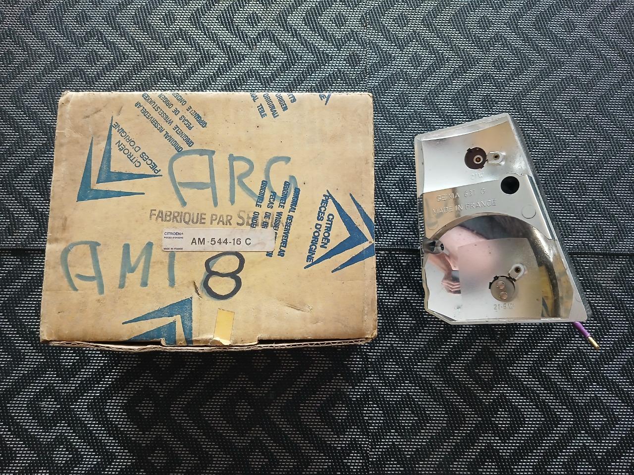Socle de feu arrière gauche CITROEN Ami 8 LesAnciennes.com