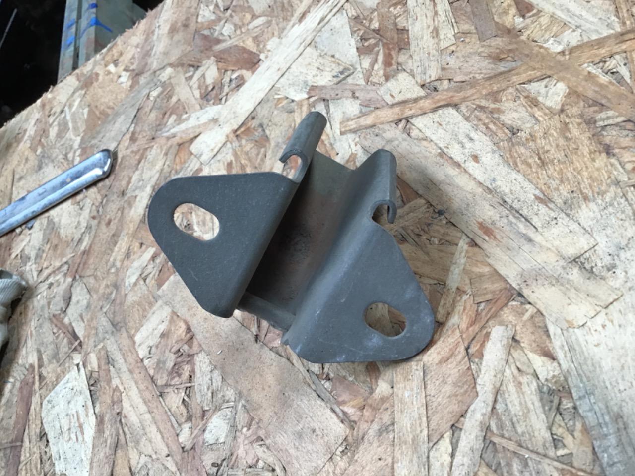 GÂCHE FERMETURE COFFRE NEUVE RENAULT 12 (R12) LesAnciennes.com