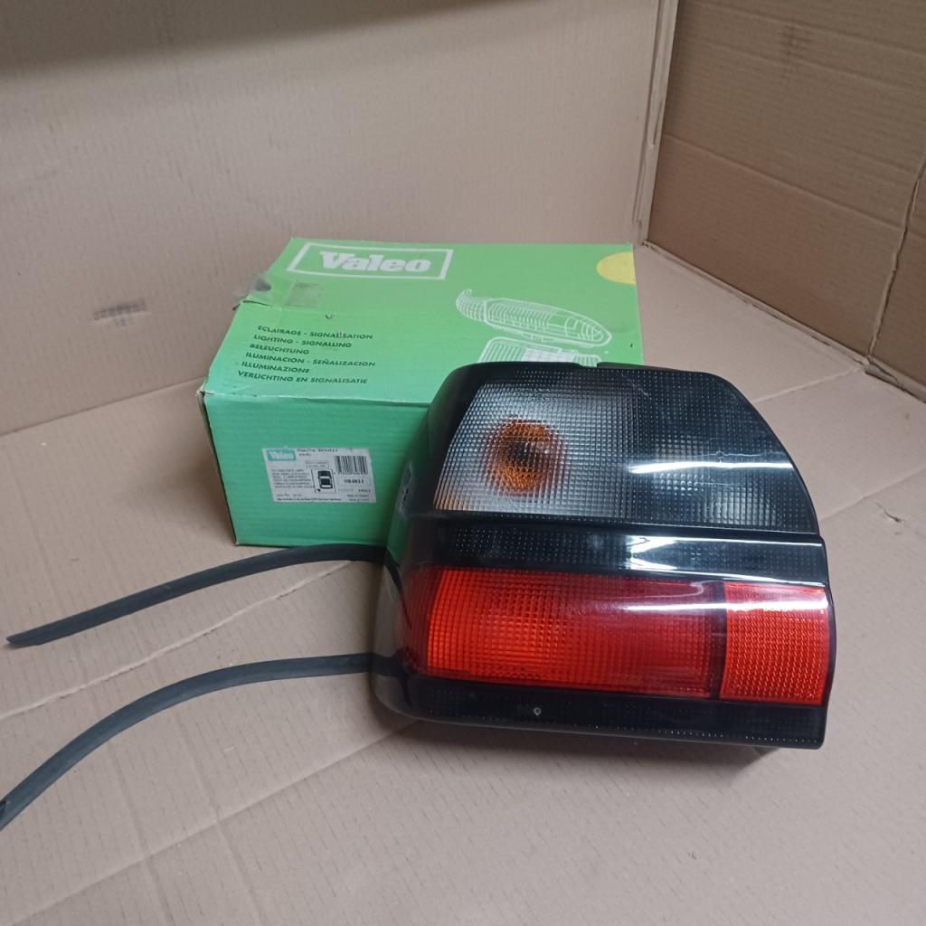 Feu arrière gauche Renault R19 4 portes LesAnciennes.com