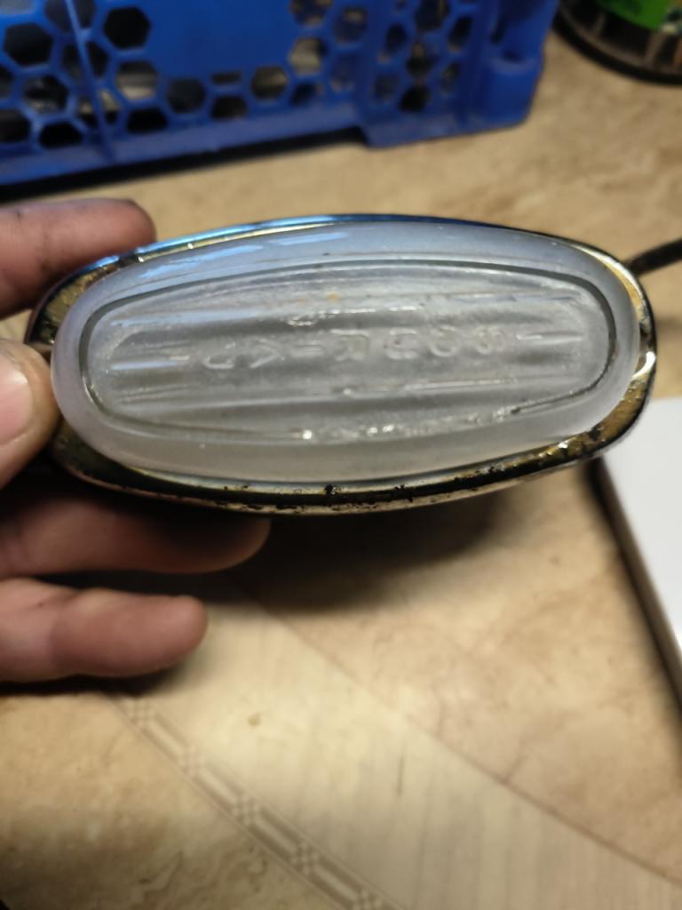 Feu d'éclairage de plaque Siema 121 LesAnciennes.com