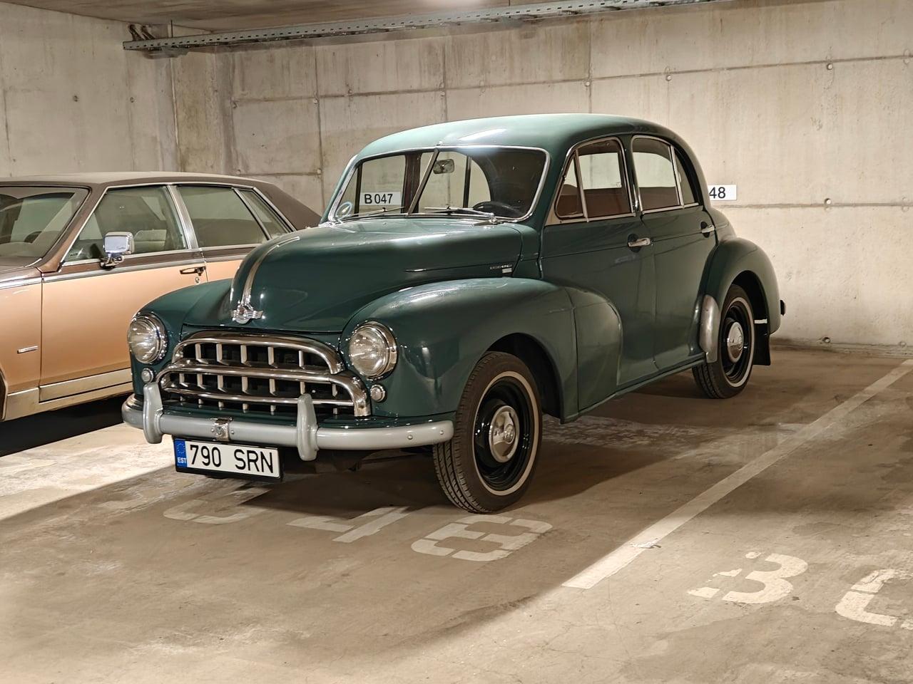 1953 Morris Oxford MO LesAnciennes.com