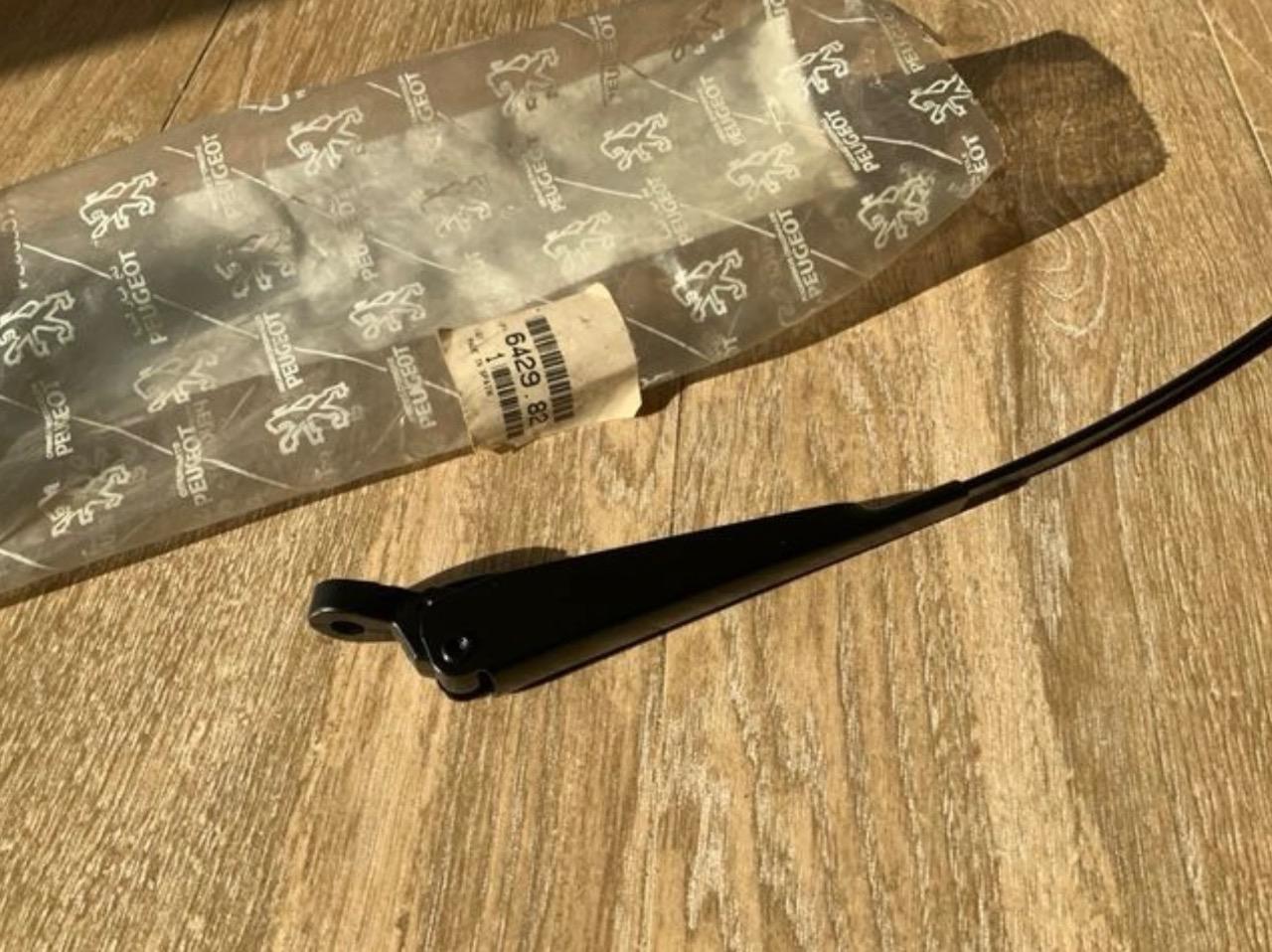 Bras d’essuie-glace arrière neuf pour Peugeot 309 LesAnciennes.com