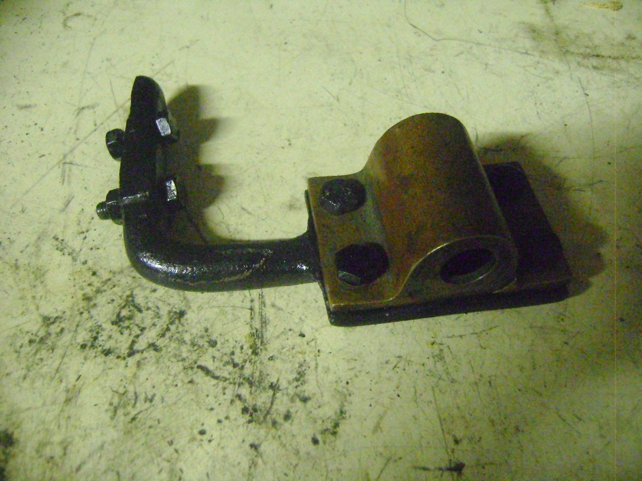 Patte fiation capote torpedo LesAnciennes.com