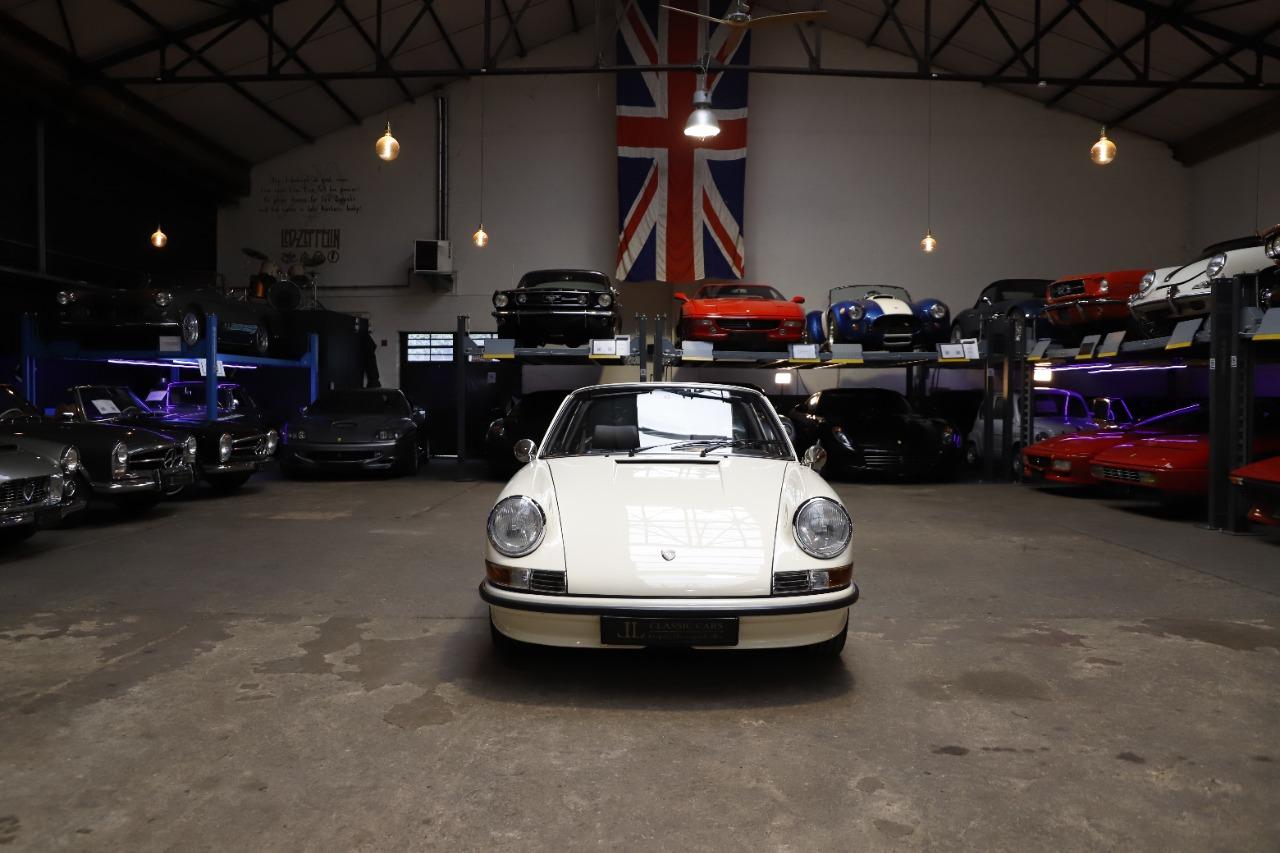 PORSCHE 911 2.2 T Targa - 1970 LesAnciennes.com