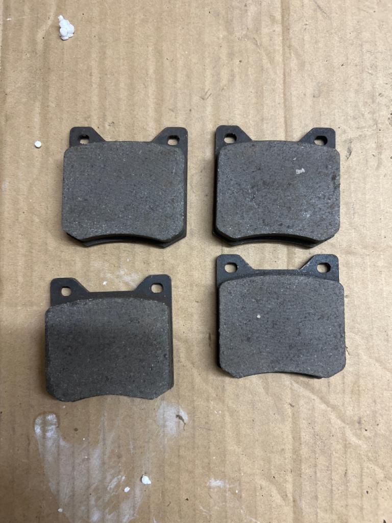 Plaquettes de frein neuves d’époque Peugeot 204 LesAnciennes.com