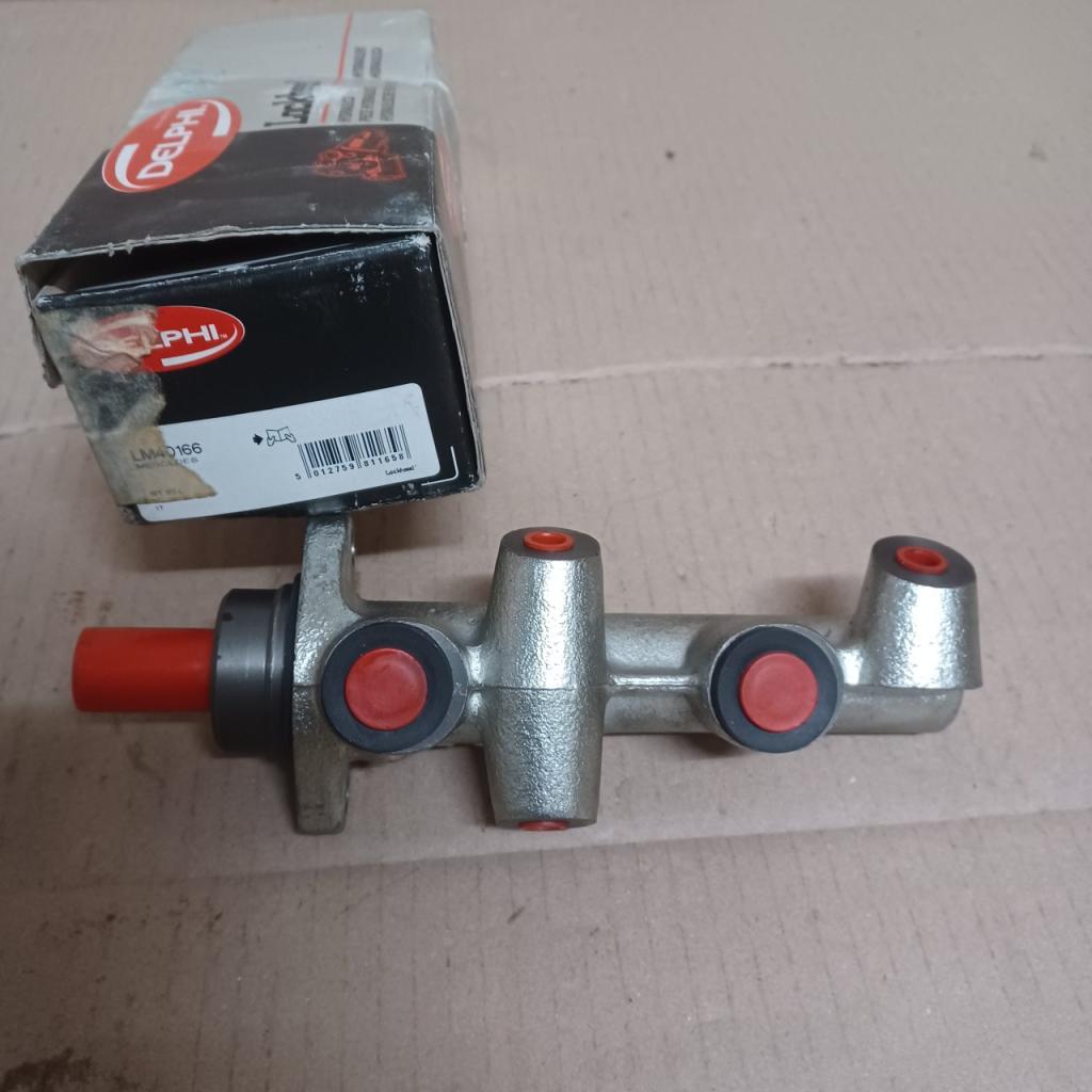 Maitre cylindre de frein Mercedes W116 W123 W126 C LesAnciennes.com
