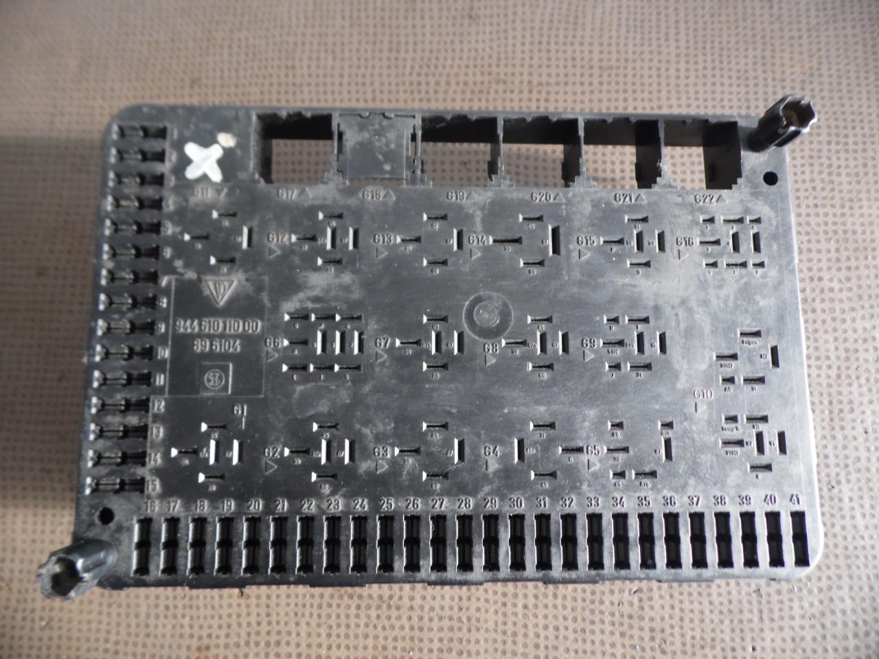 PLATINE FUSIBLES / RELAIS 94461011000 PORSCHE 944 LesAnciennes.com