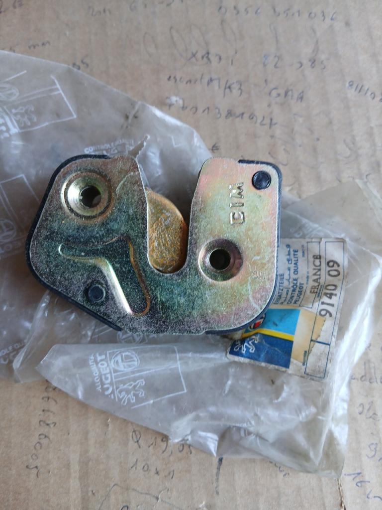 Gache de porte PEUGEOT 505 LesAnciennes.com