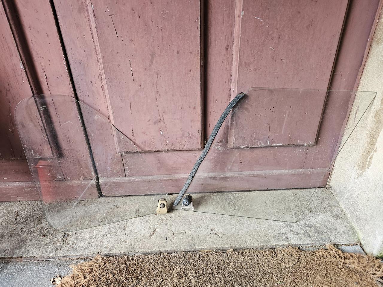 Vitrage RENAULT 4 (R4) LesAnciennes.com