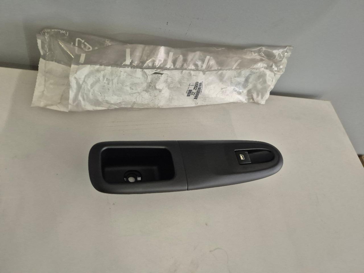 Platine commande leve vitre PEUGEOT 406 LesAnciennes.com