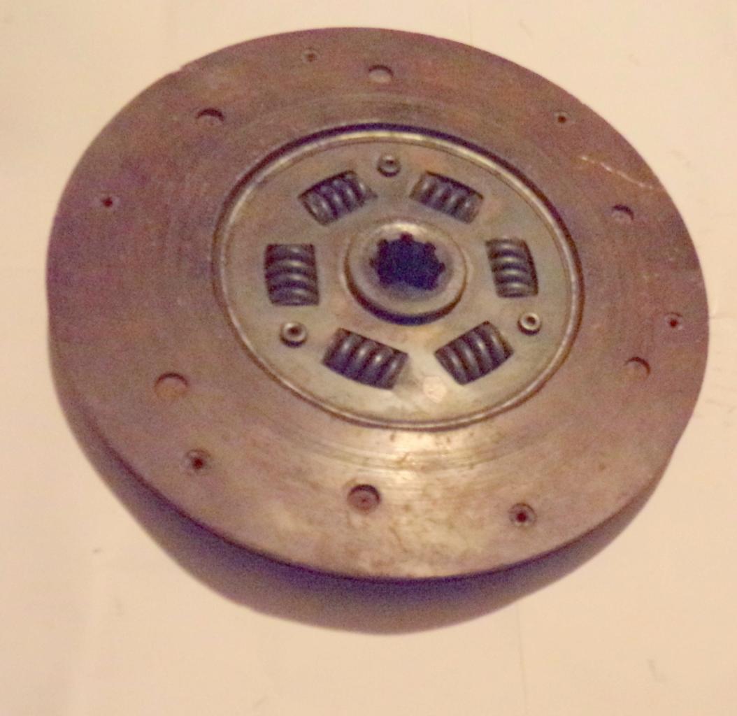 Disque embrayage. Diamètre 210 mm 8 canelures LesAnciennes.com