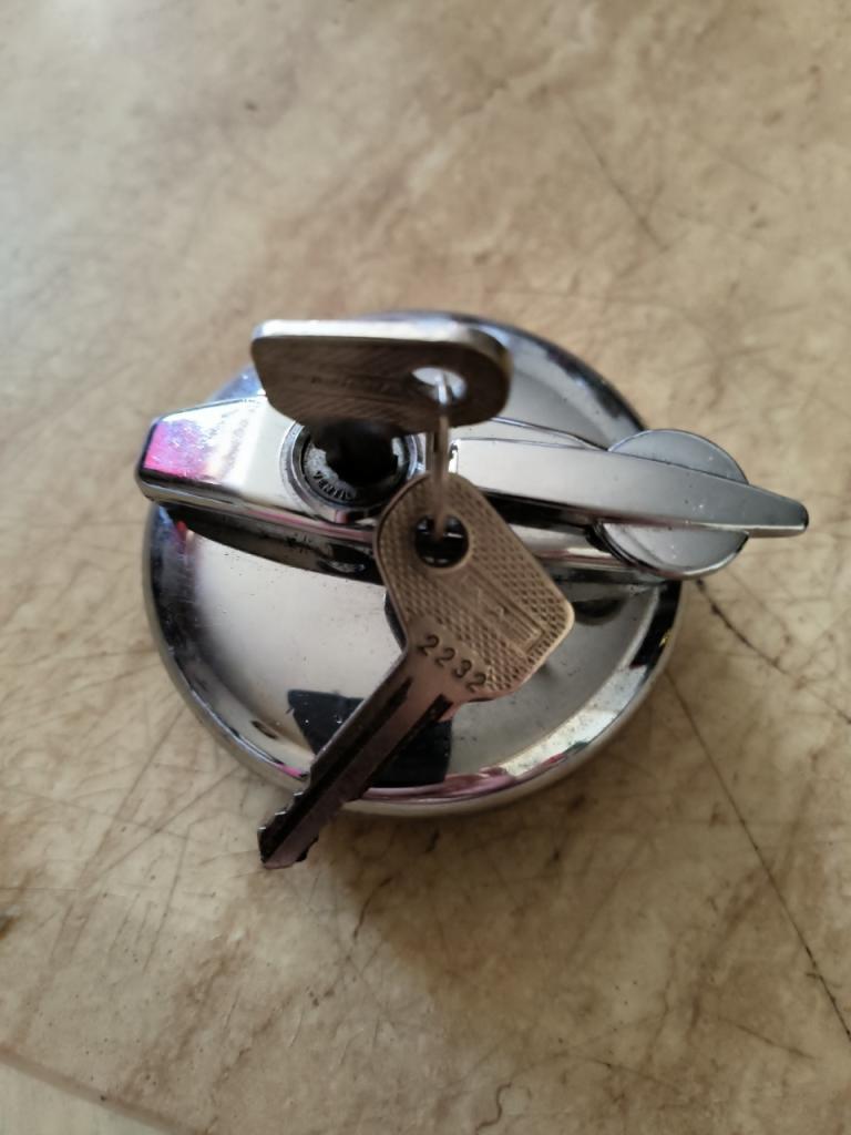 Bouchon de réservoir verrouillable chromé LesAnciennes.com