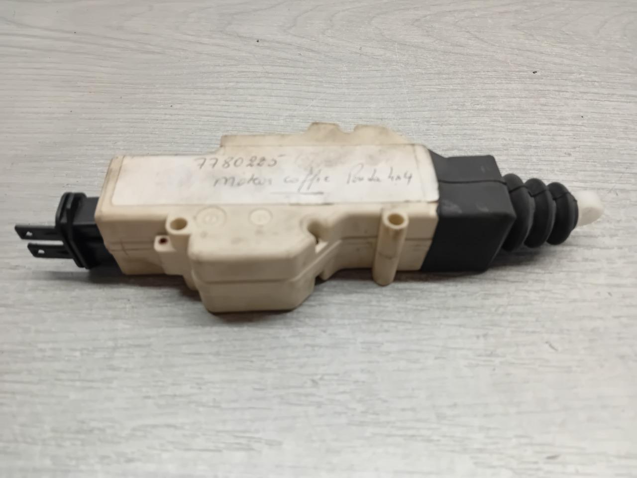 7780225 MOTEUR ELECTRIQUE COFFRE FIAT PANDA 4X4 LesAnciennes.com