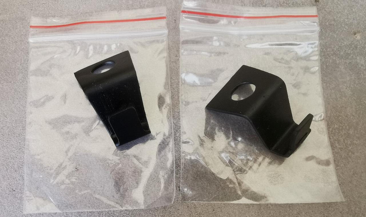 2 pattes de fixation joue d,aile lCITROEN 2CV LesAnciennes.com