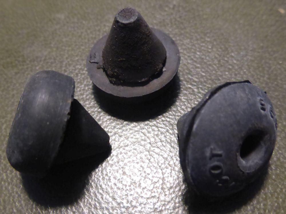 Butée anti-bruit ronde (pour capot – 233.400). LesAnciennes.com