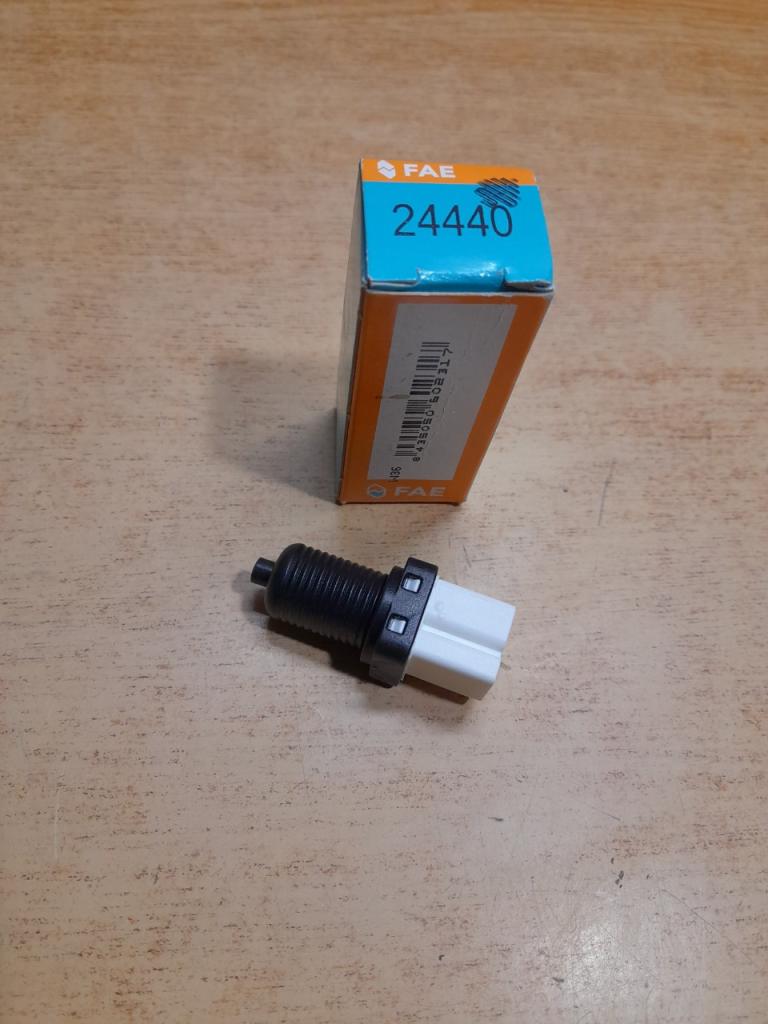 Contacteur de feux stop Peugeot 106 206 306 AX LesAnciennes.com