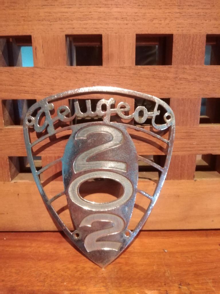 Insigne PEUGEOT 202 LesAnciennes.com