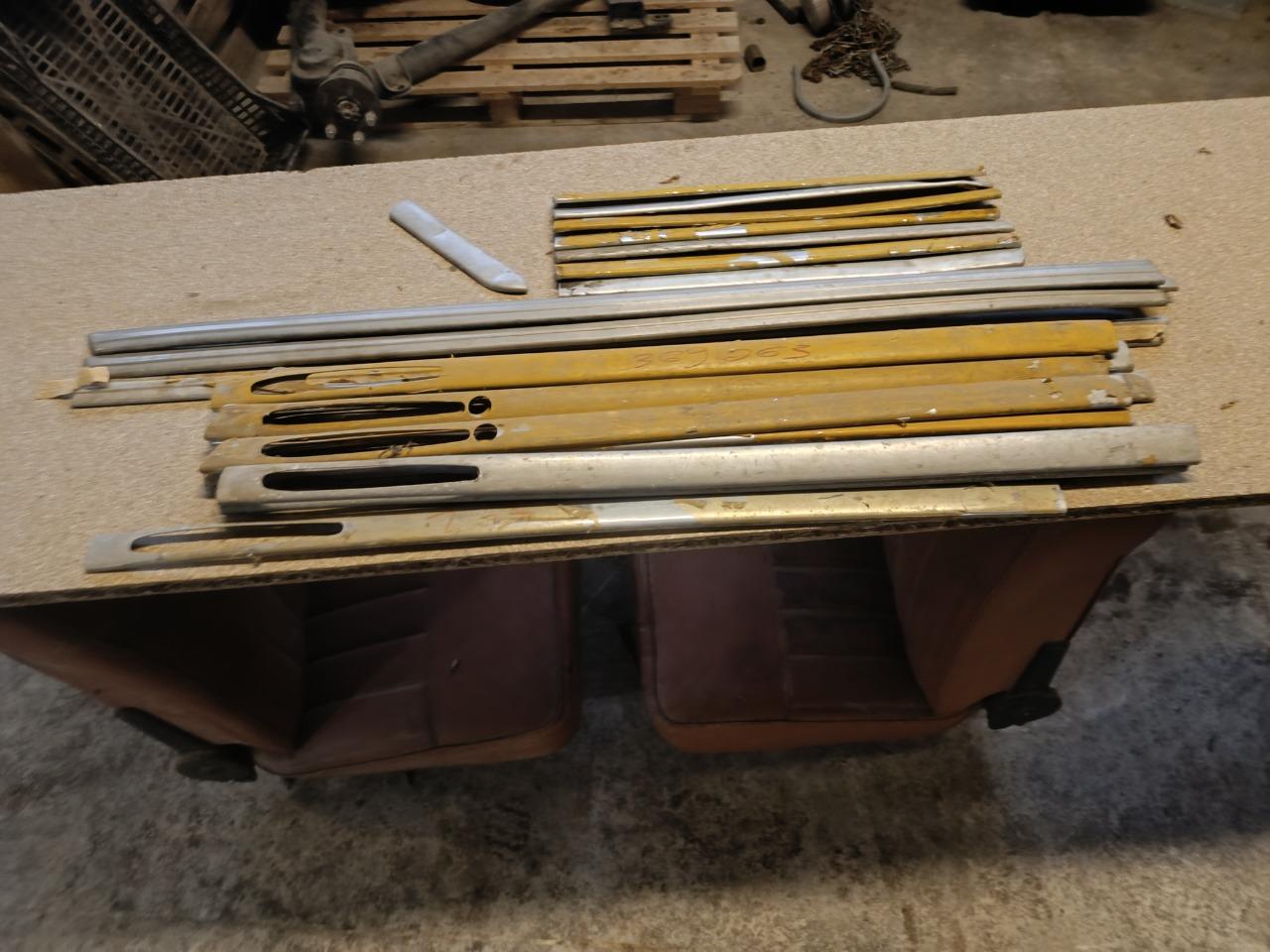 Panhard dyna,baguettes neuves LesAnciennes.com