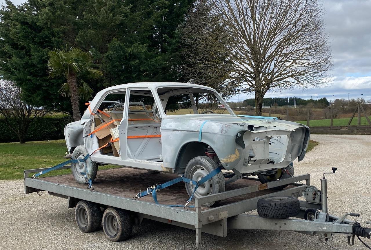 Caisse PEUGEOT 204 Berline LesAnciennes.com