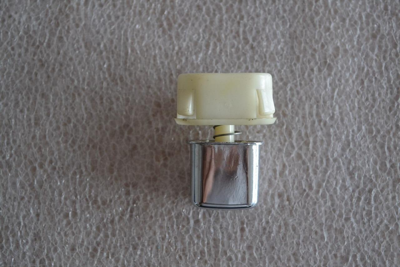 Bouton poussoir poignée porte PEUGEOT 504, neuf LesAnciennes.com