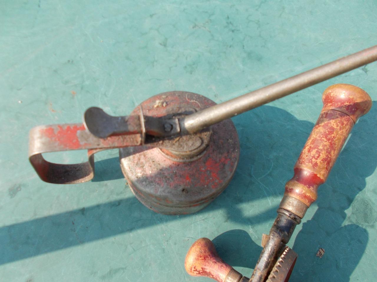 Burette huile 1940/50/60 outil LesAnciennes.com